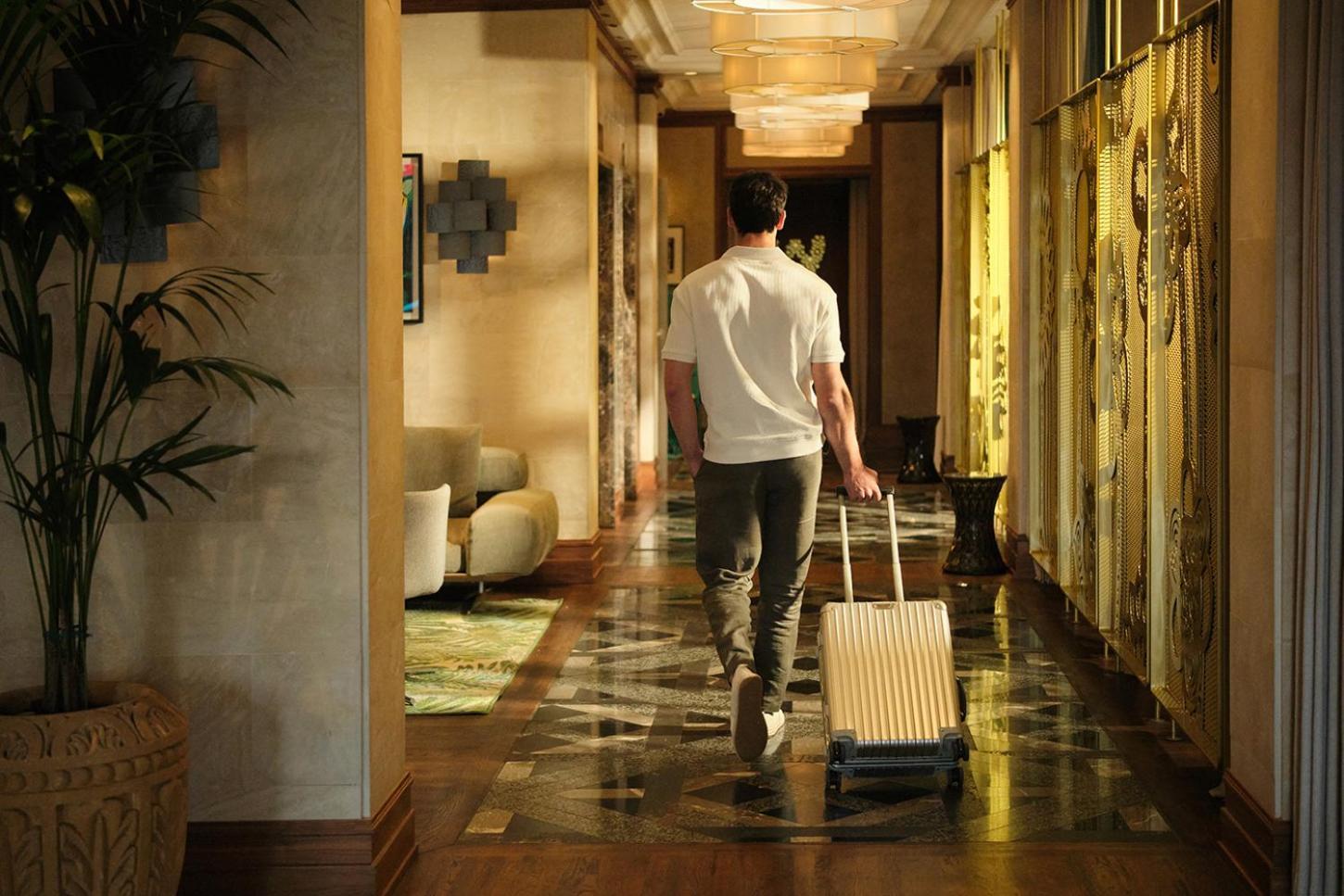 El Llorenc Parc De La Mar - Adults Only Palma de Mallorca Zewnętrze zdjęcie A bellboy at work